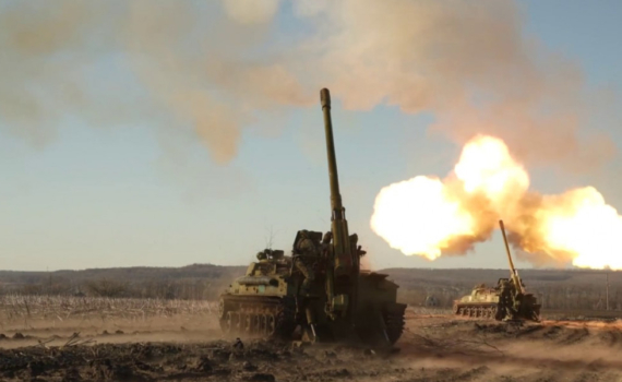 Наши артиллеристы бьют по целям противника на передовой обновленными корректируемыми по лазеру боеприпасами калибра 152 мм Наши артиллеристы бьют по целям противника на передовой обновленными корректируемыми по лазеру боеприпасами калибра 152 мм