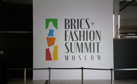 2026 — это новый 2016: почему зеленая парка снова стала главным символом эпохи 2026 — это новый 2016: почему зеленая парка снова стала главным символом эпохи