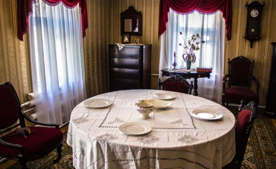 Не выбрасывайте старый стол: вот что можно сделать с ним за один день Не выбрасывайте старый стол: вот что можно сделать с ним за один день